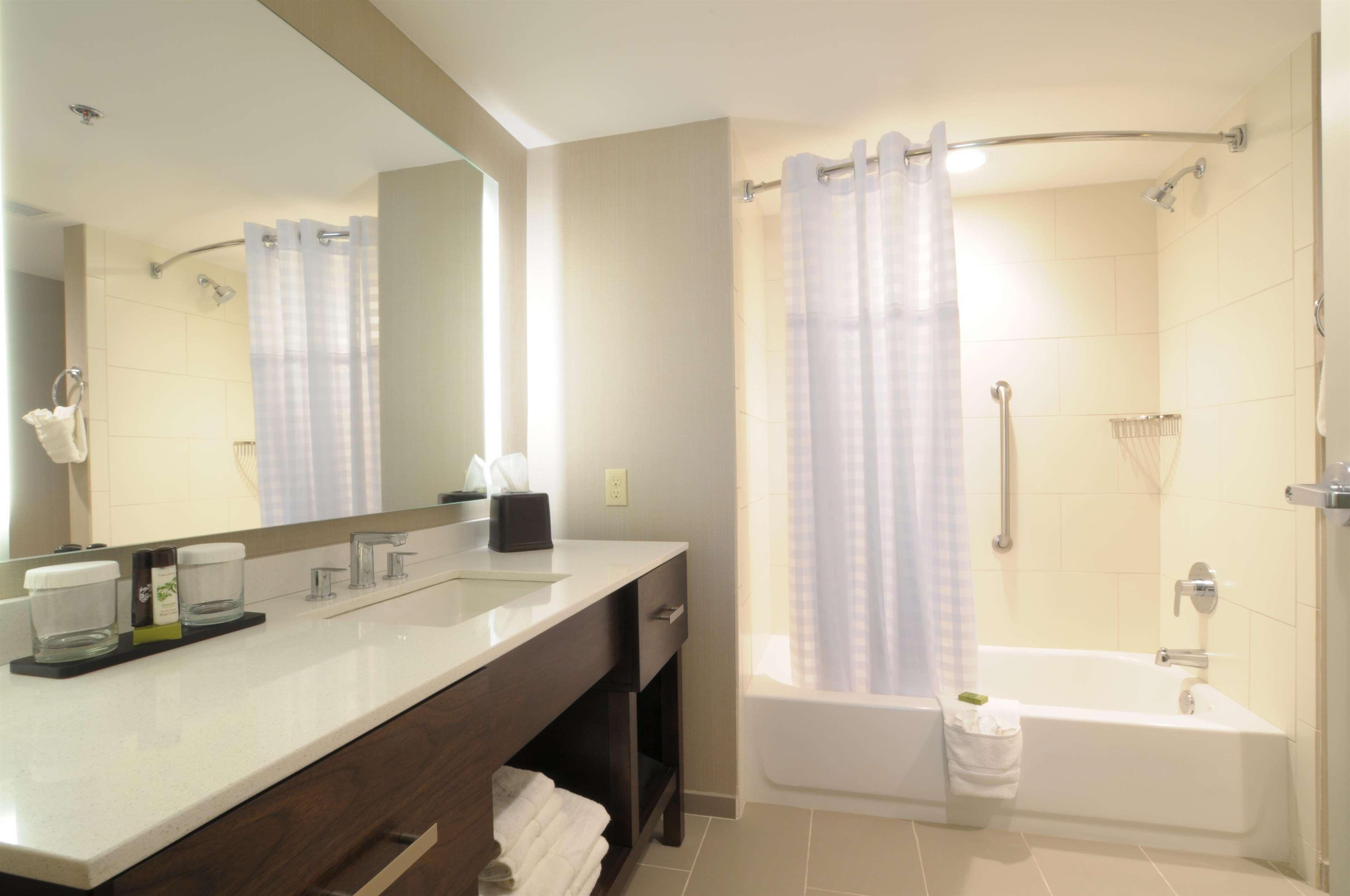 Hotel Embassy Downtown/medical Center 4*