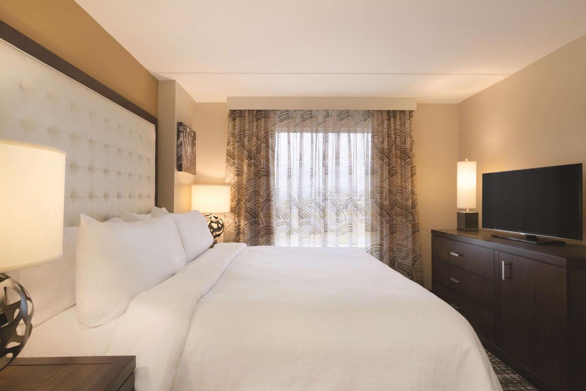 Hotel Embassy Downtown/medical Center 4*